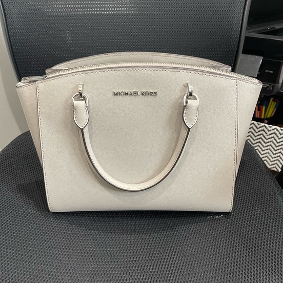 MK purse mint condition. No marks scuffs or years. Comes with shoulder strap.